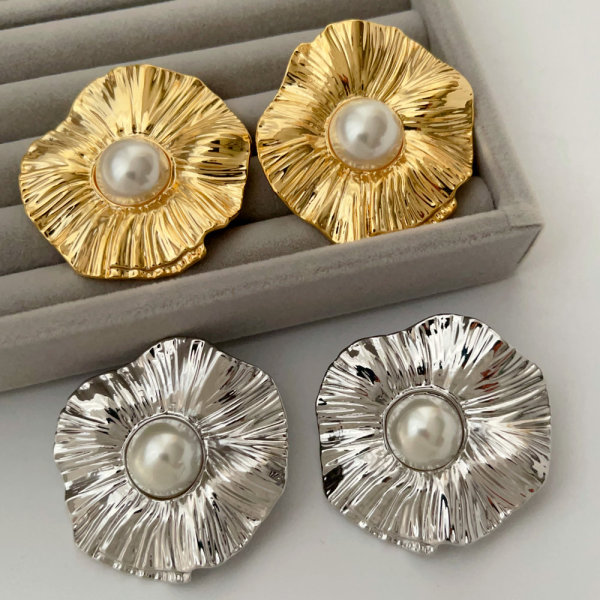 Metal round shape earrings