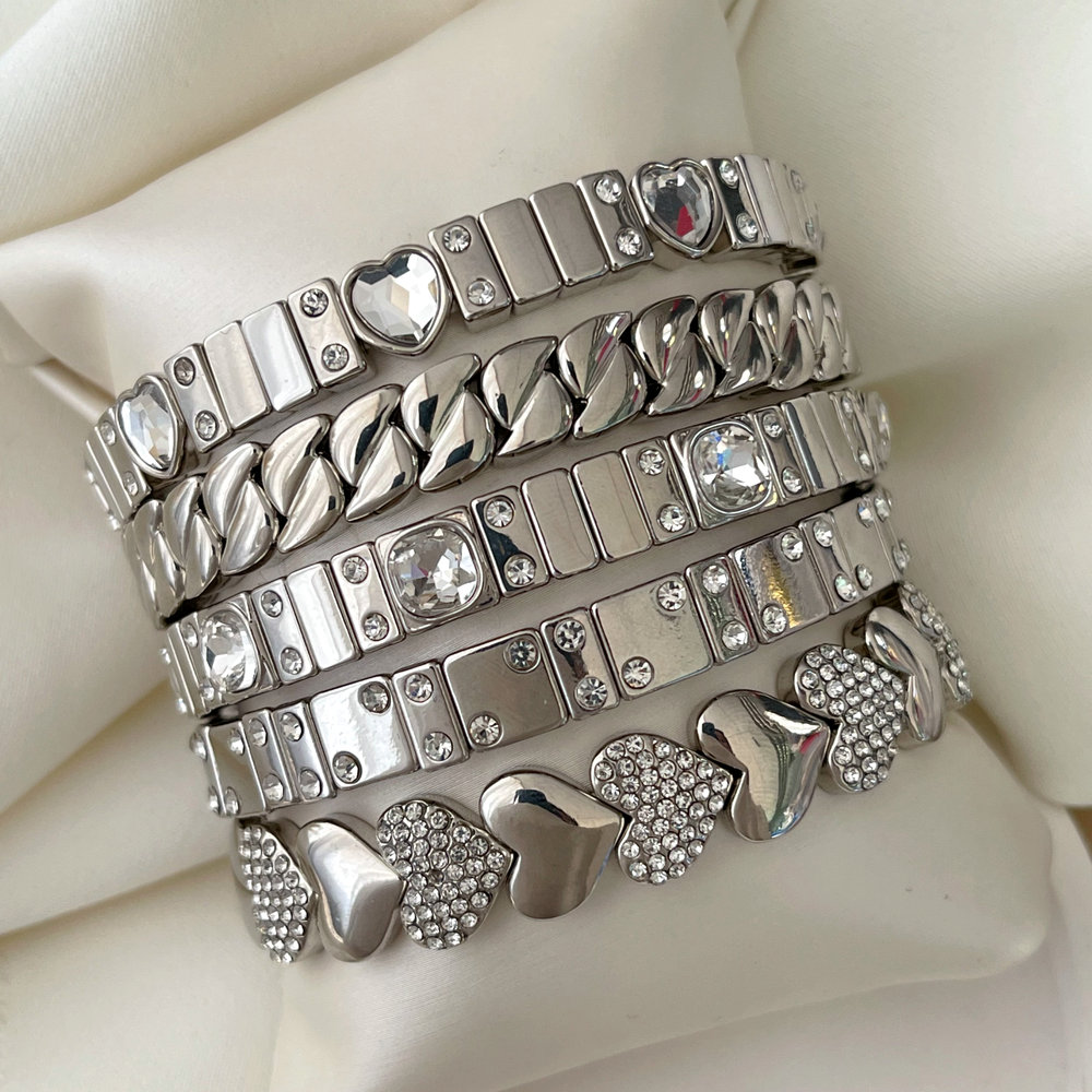 Elastic heart bracelet