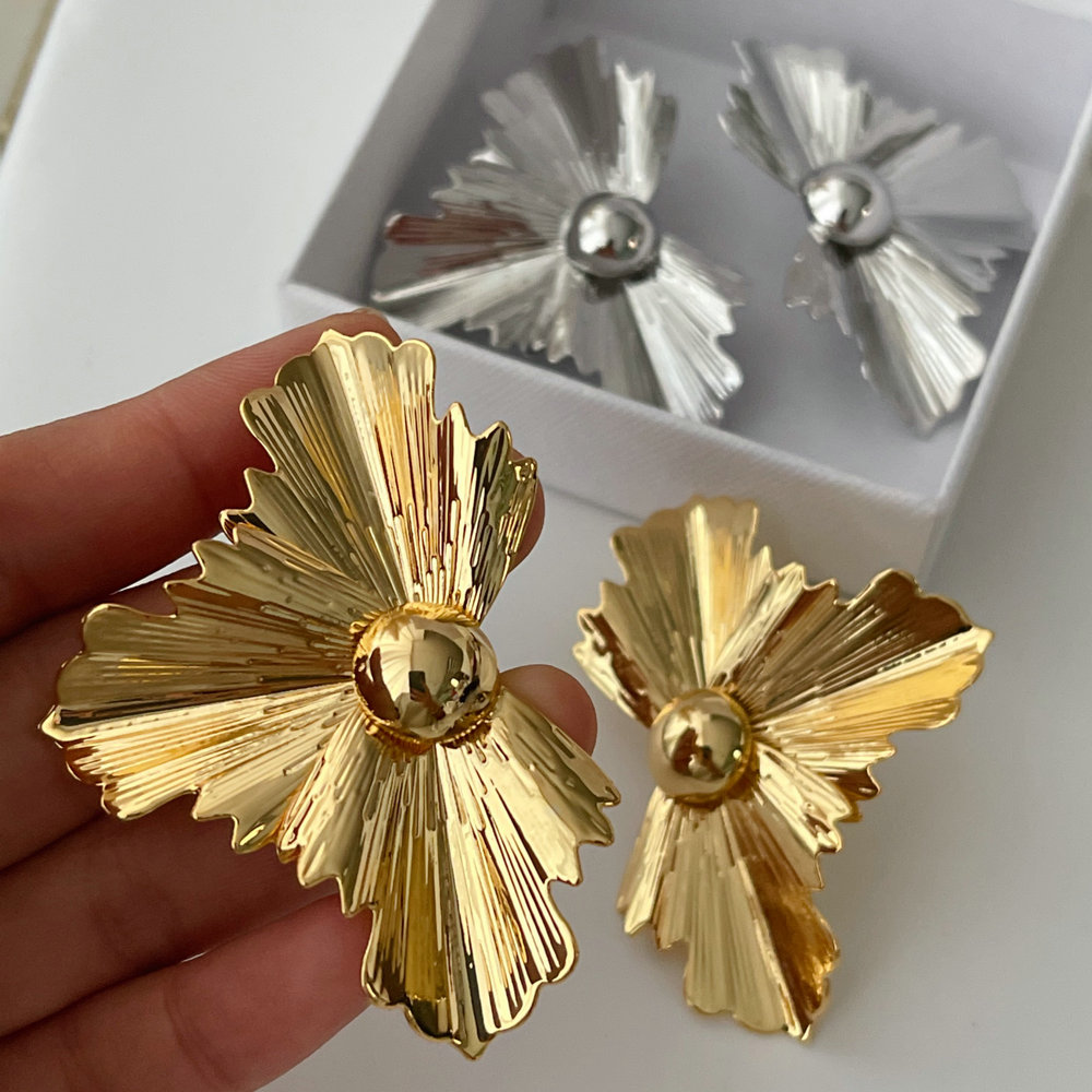 Metal chunky leaf earrings