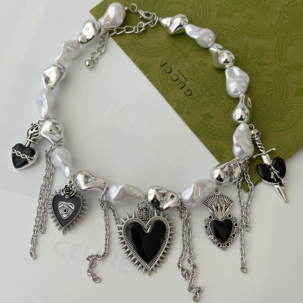 Black heart pearl necklace