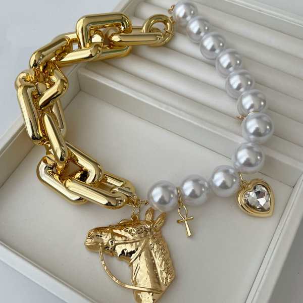 Chunky chain with horse pendant