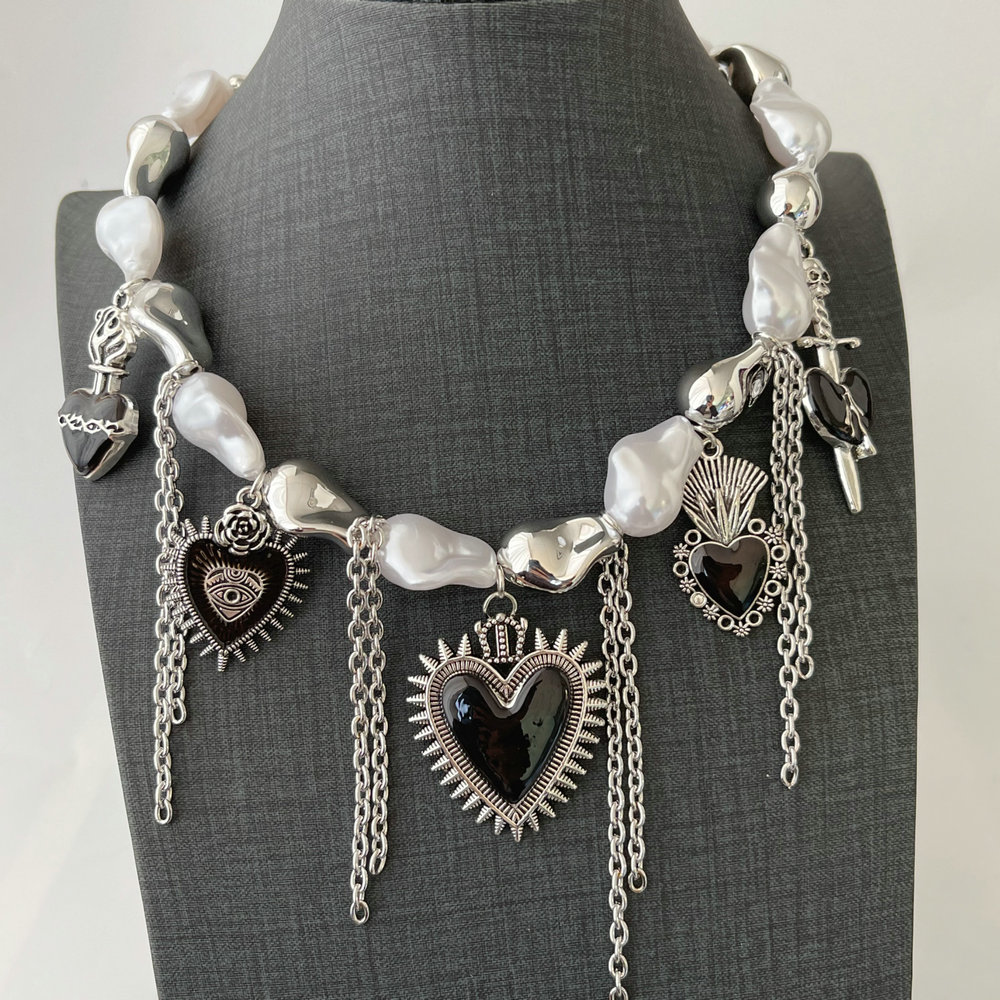 Black heart pearl necklace