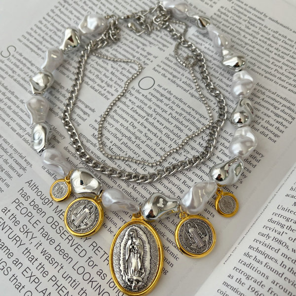 Chunky pearl charm necklace