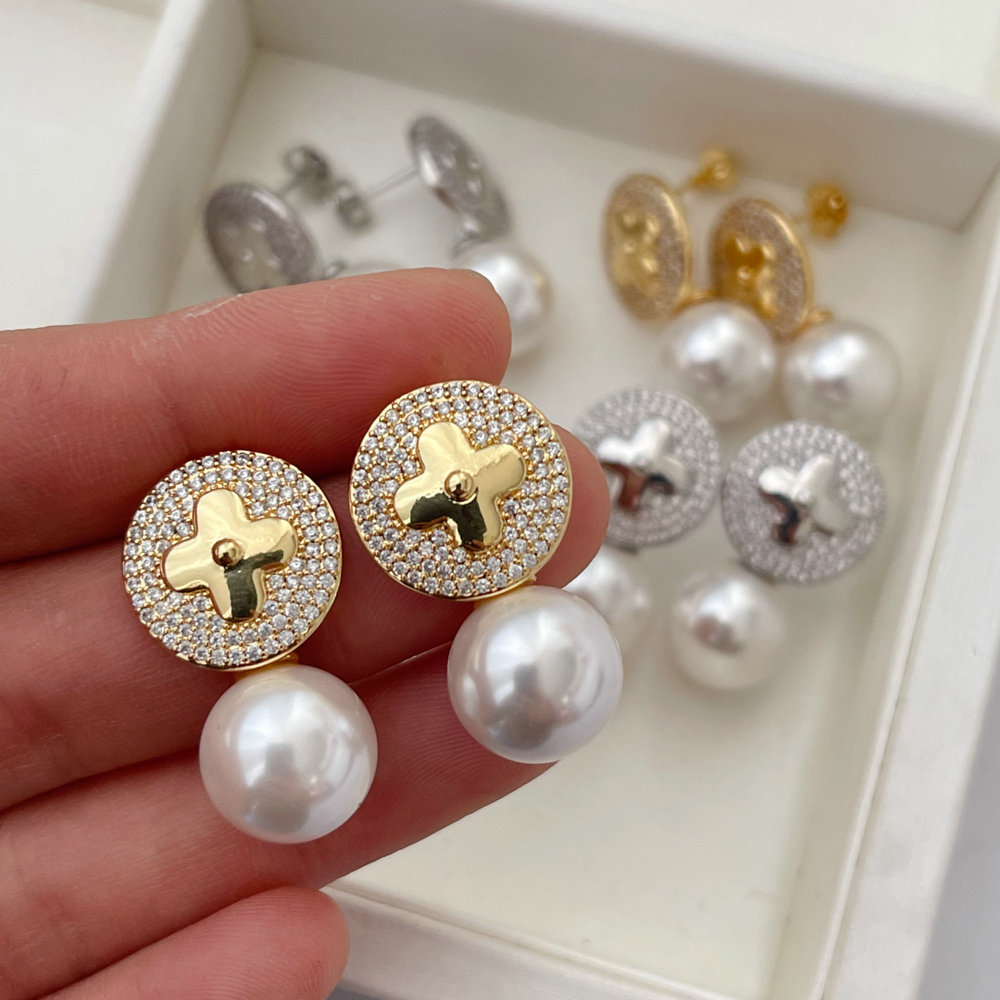 Clover pearl earrings