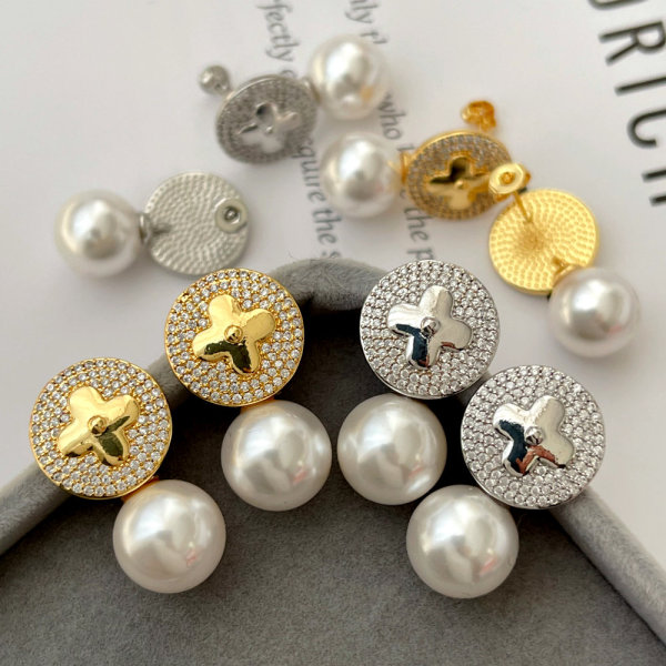 Clover pearl earrings