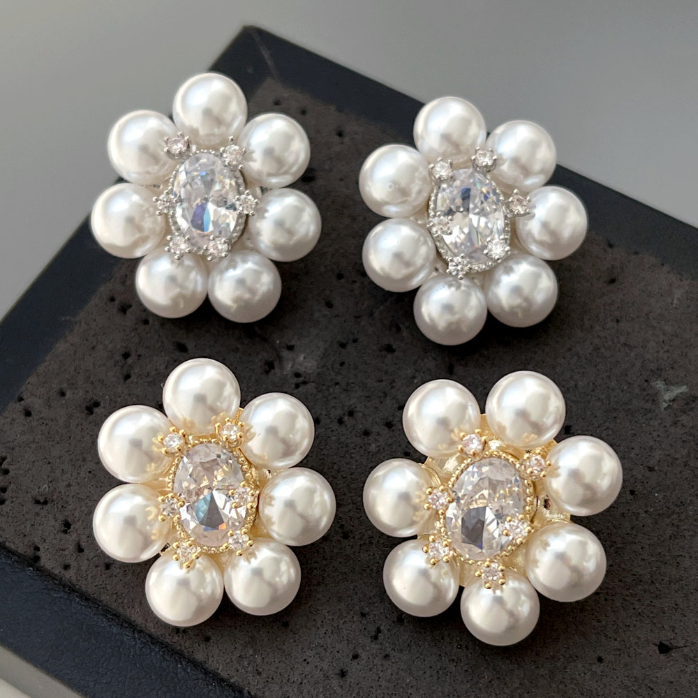Pearl flower earrings