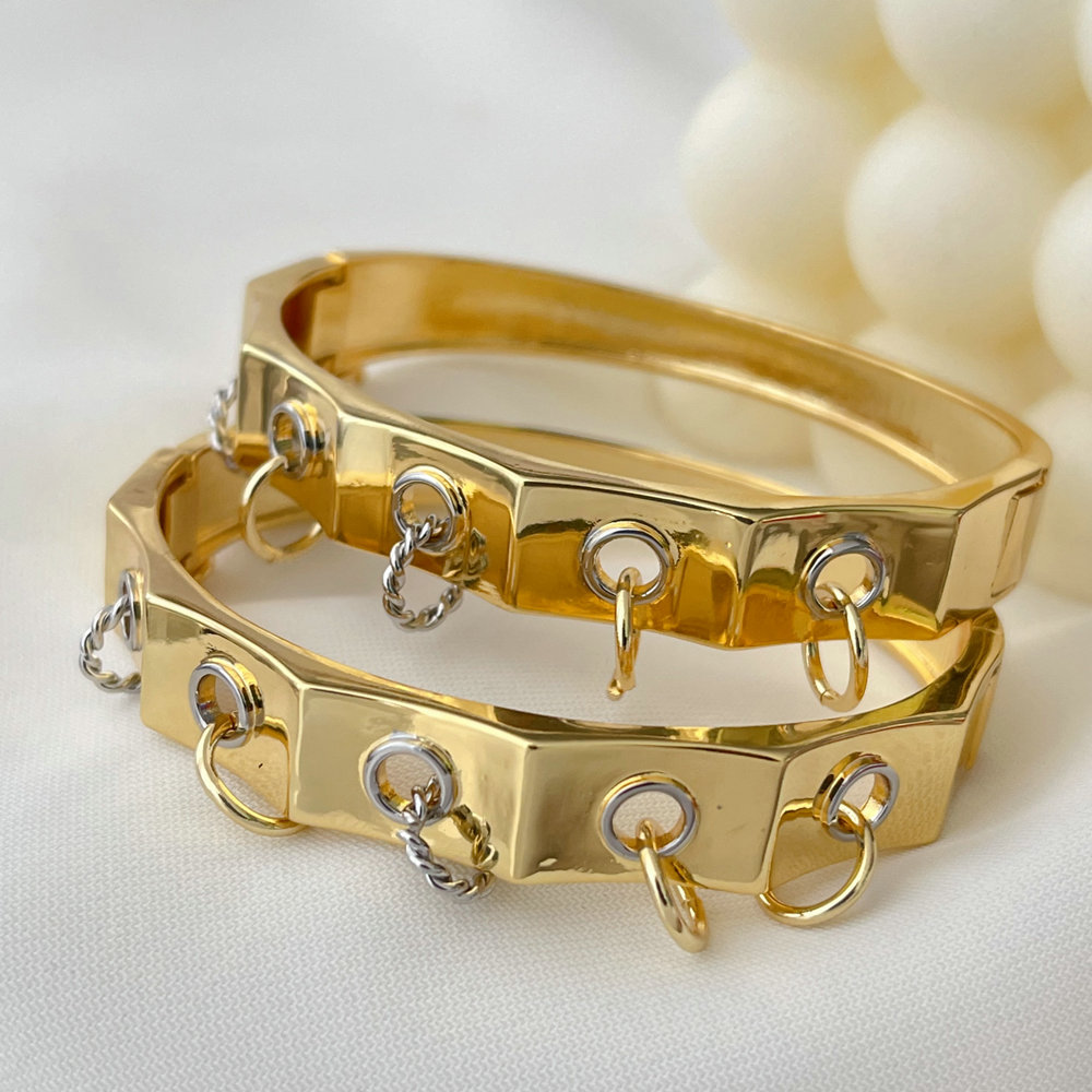 Fashion circle charm bangle
