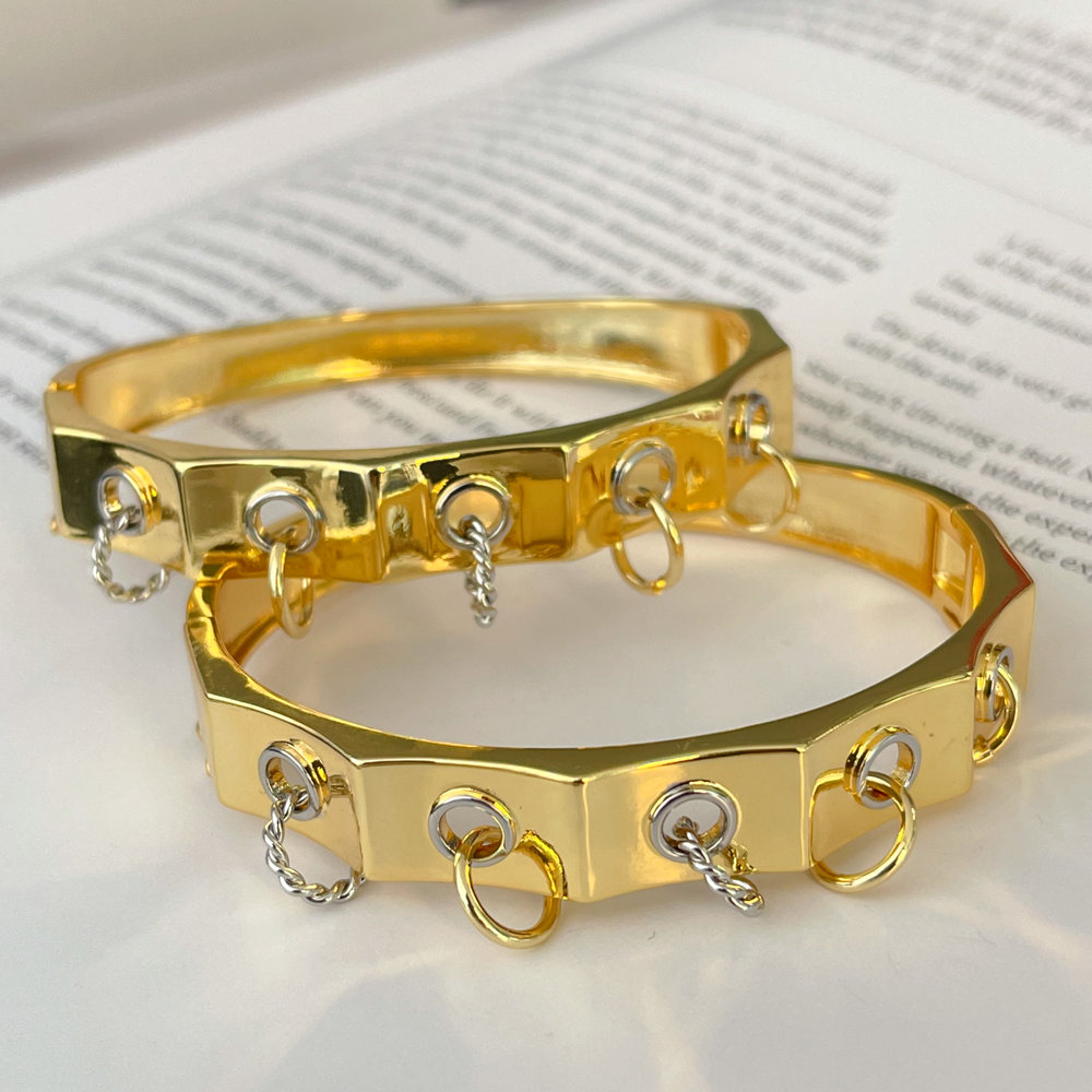 Fashion circle charm bangle