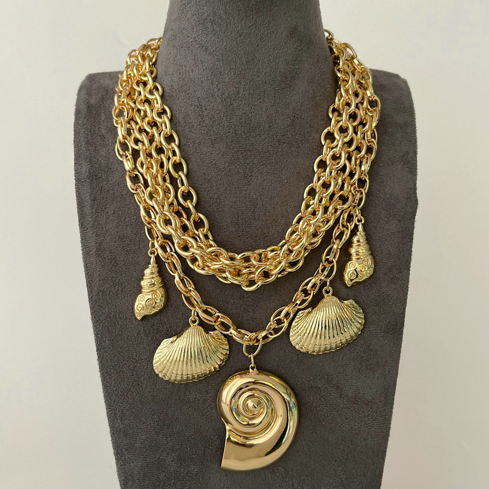 Chunky chain shell pendant necklace