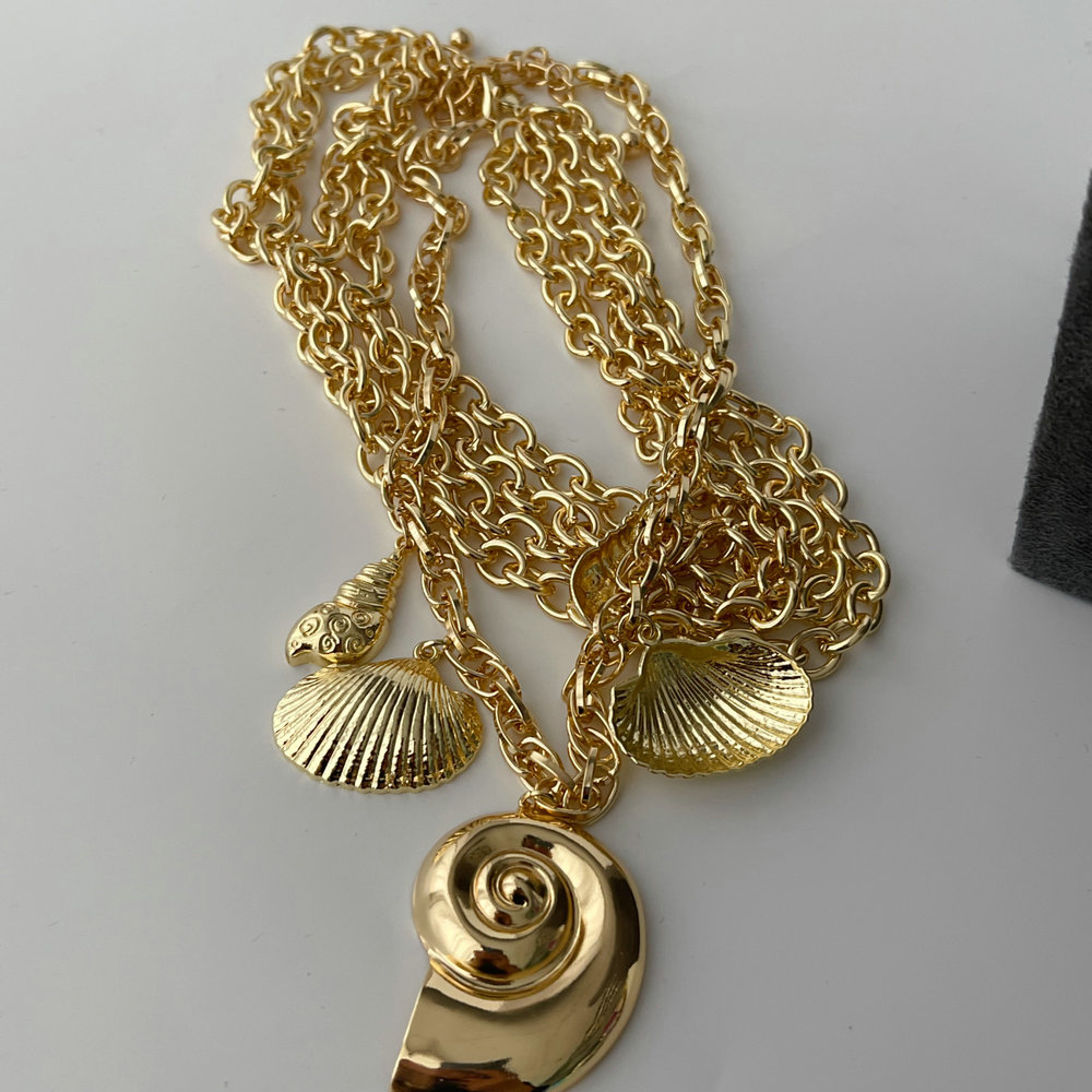 Chunky chain shell pendant necklace