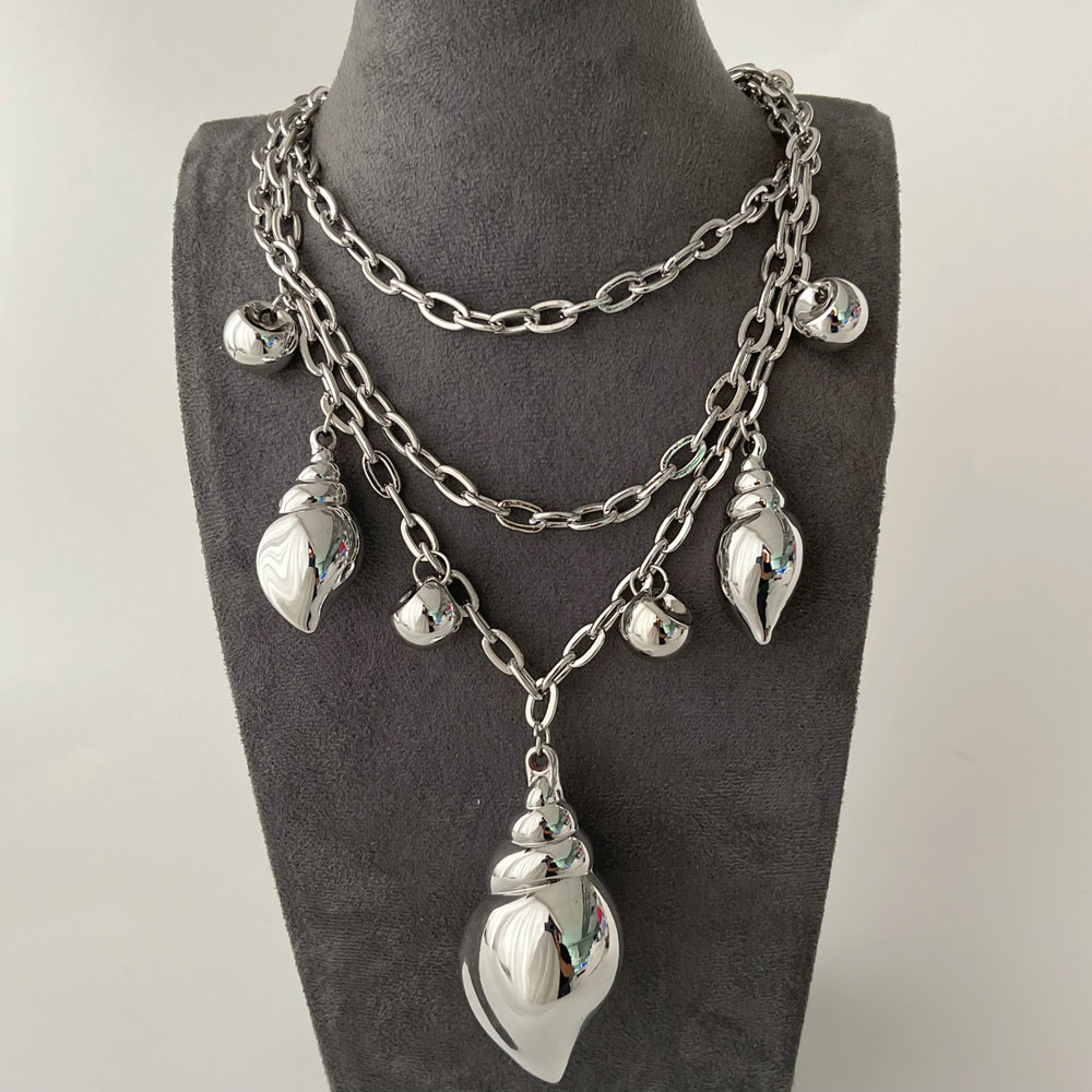 Chunky layer conch necklace