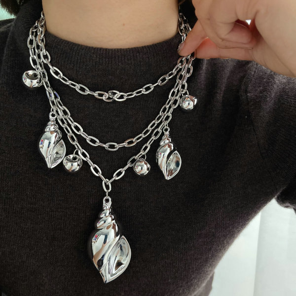 Chunky layer conch necklace