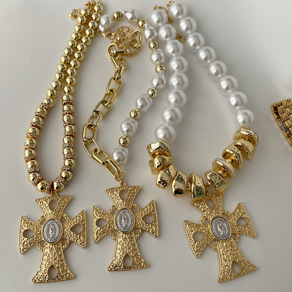 Chunky cross pendant necklace