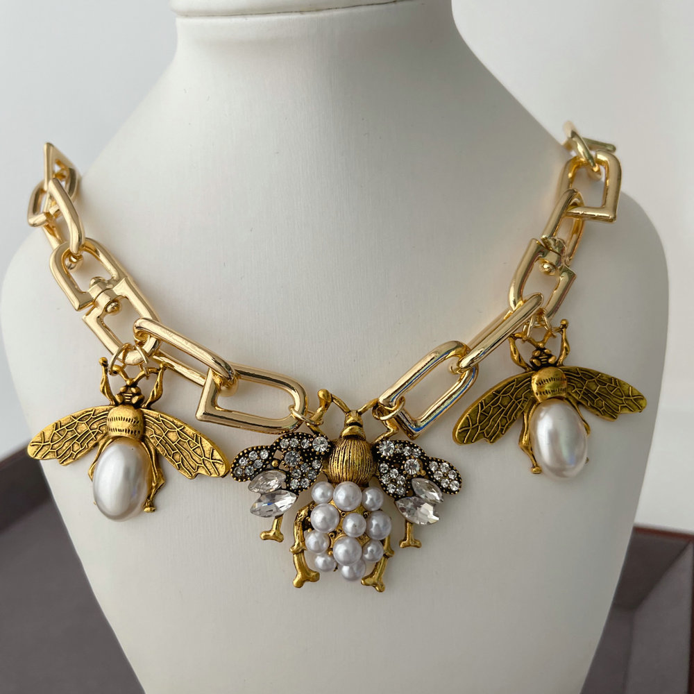 Chunky chain bee necklace