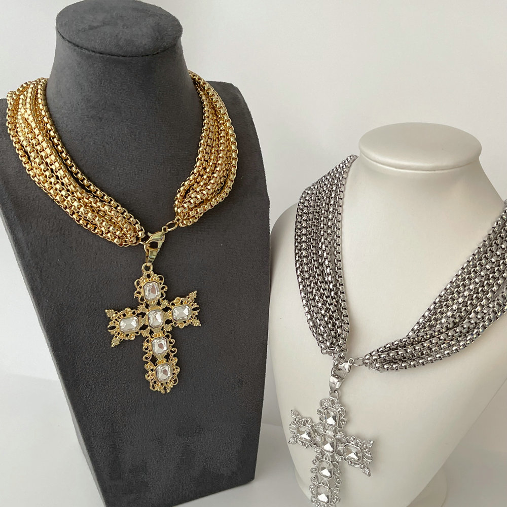 Chunky chain necklace with cross pendant