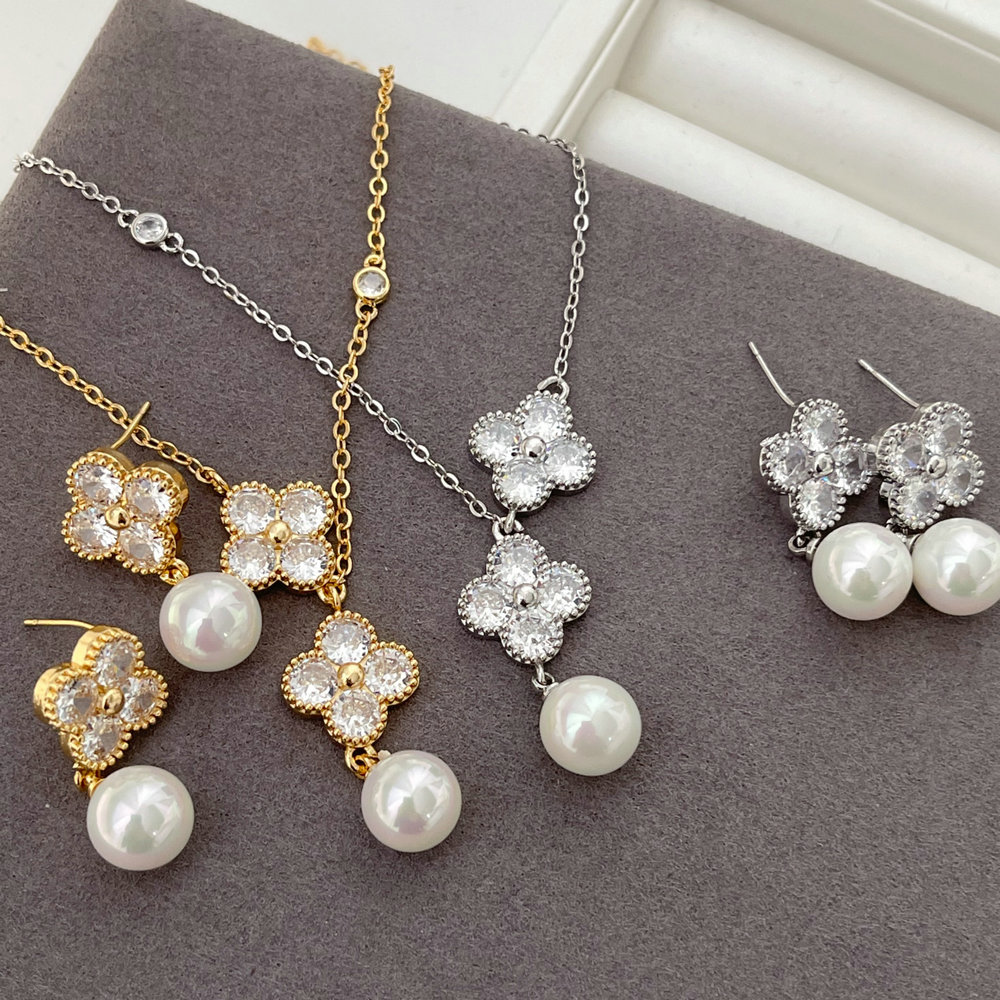 Pave zircon clover set
