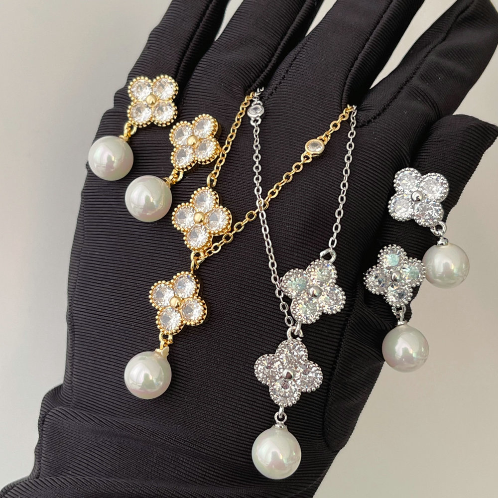Pave zircon clover set