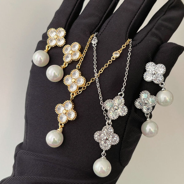 Pave zircon clover set