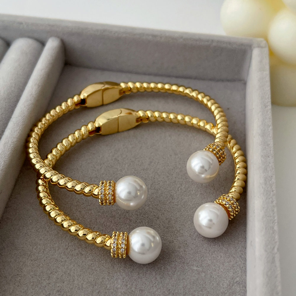 Twist pearl bangle