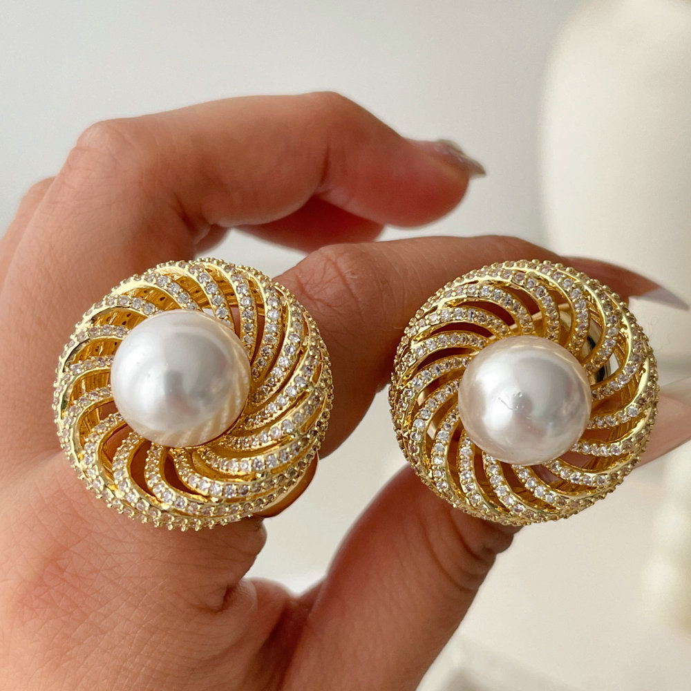Chunky pearl ring