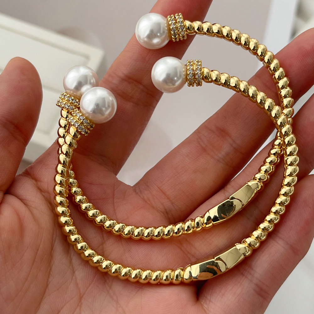 Twist pearl bangle