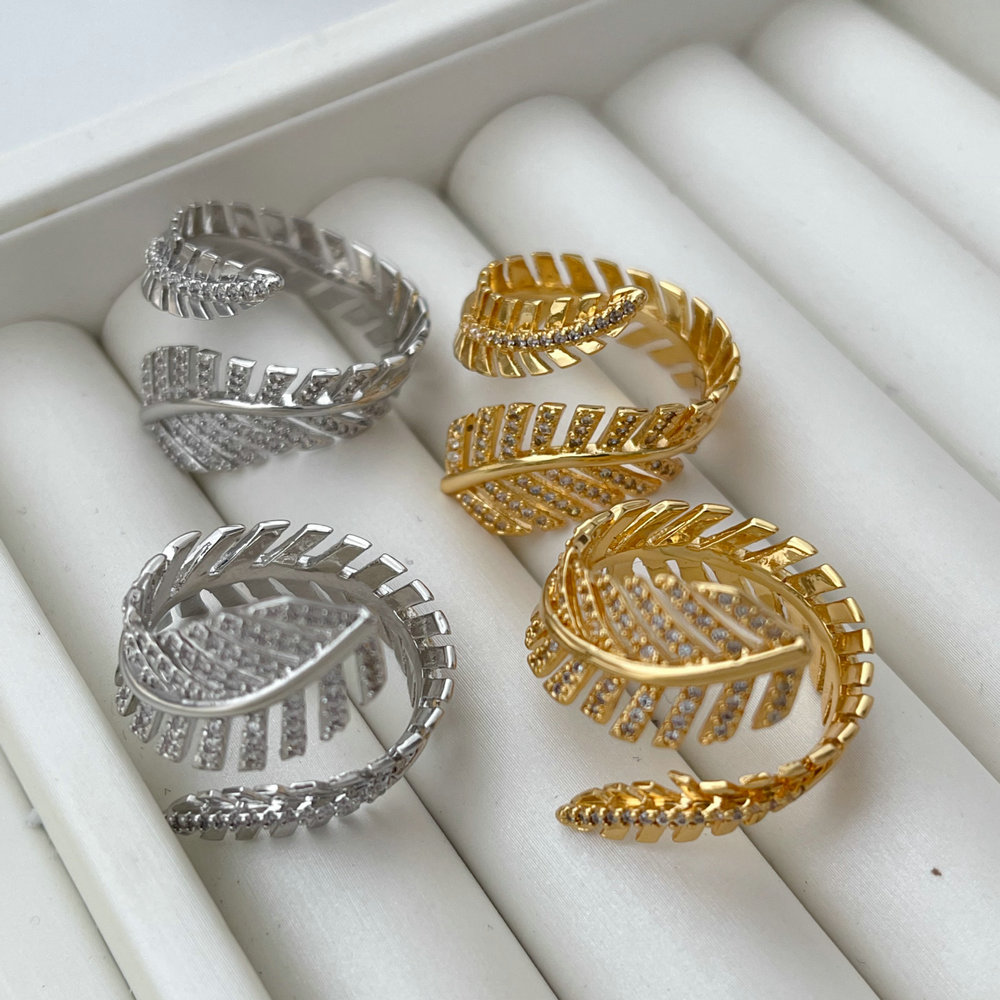Pave zircon leaf ring