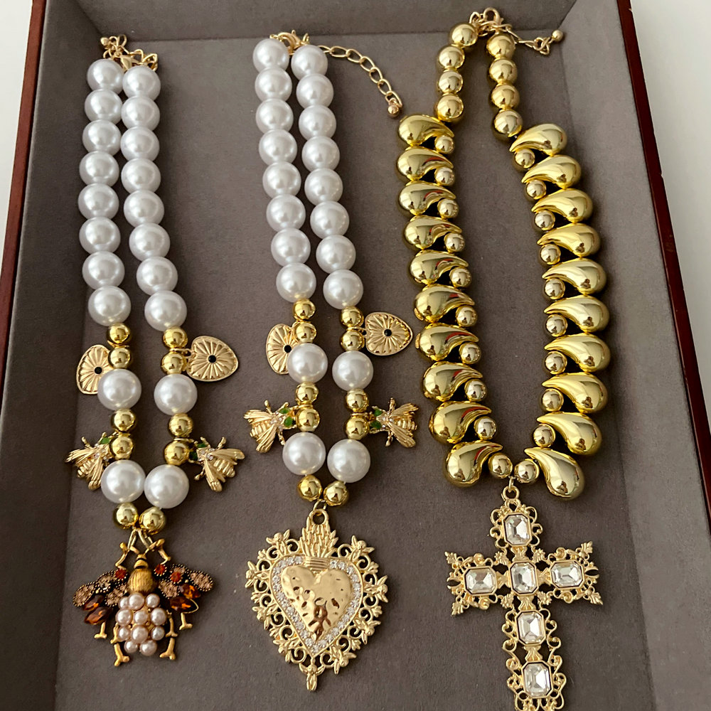 Chunky bee charm necklace