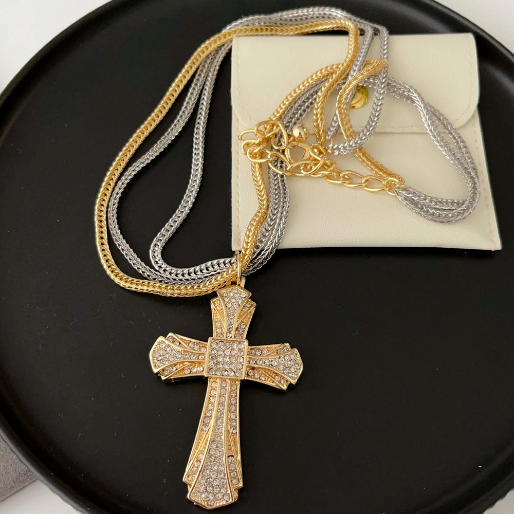 Cross pendant chain necklace