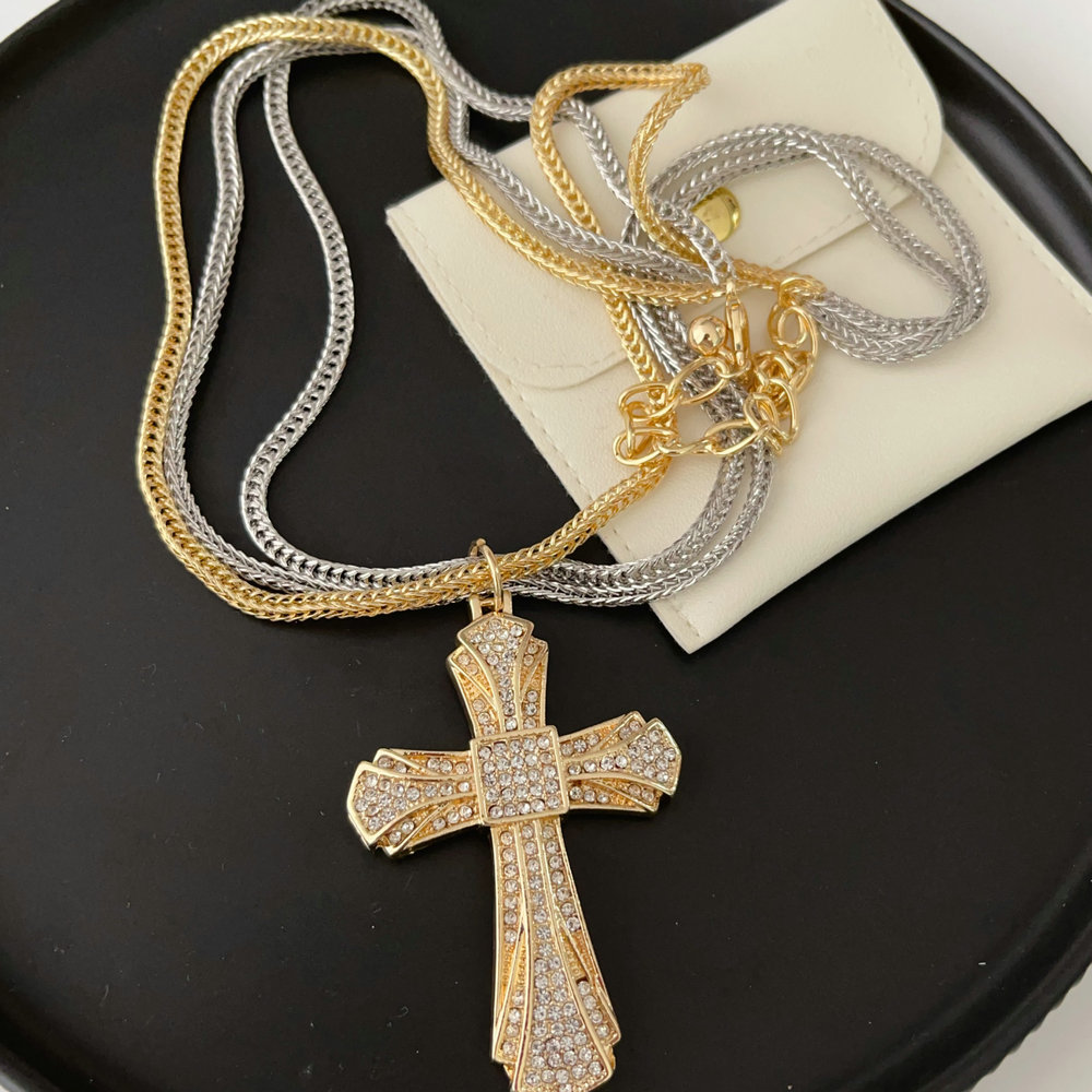 Cross pendant chain necklace