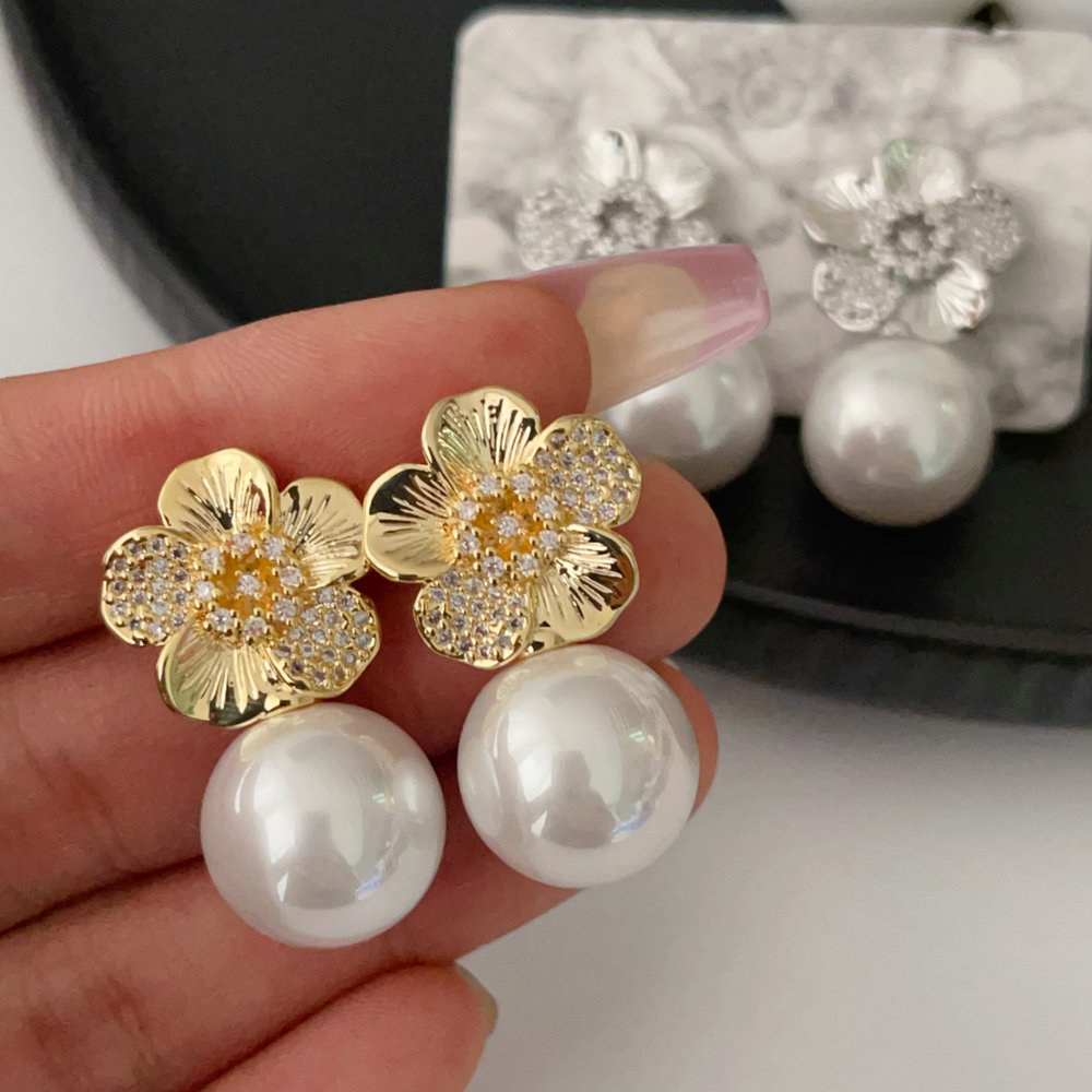 Flower pearl earrrings