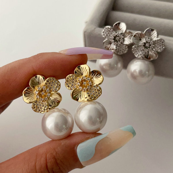Flower pearl earrrings