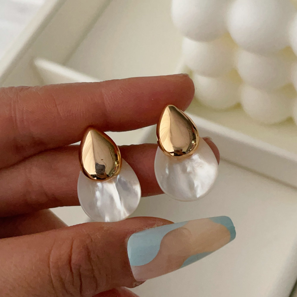Waterdrop shell earrings