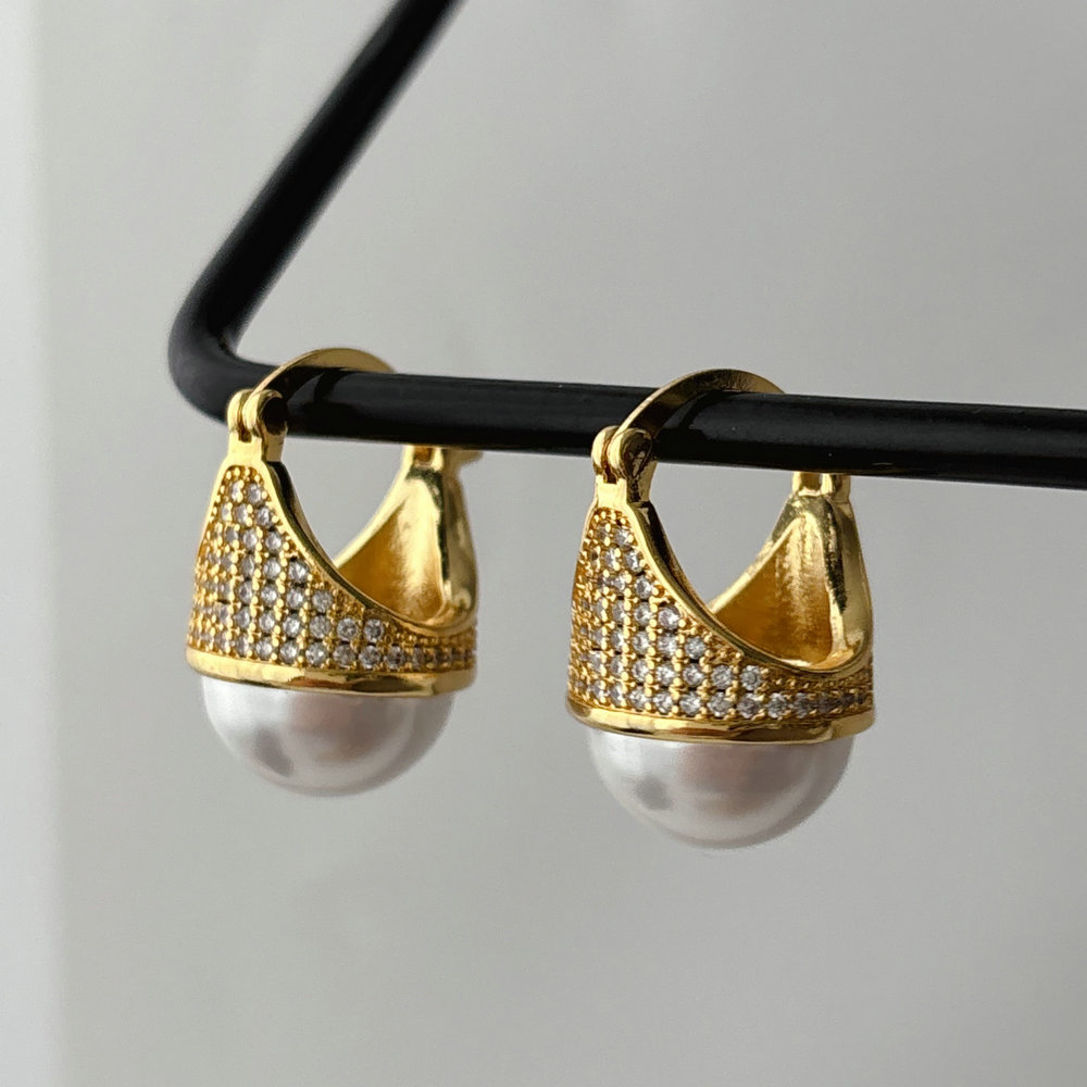 Pearl drop earrings