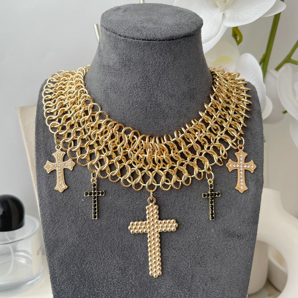 Chunky chain cross pendant necklace