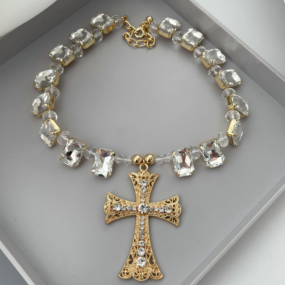 Cross pendant necklace