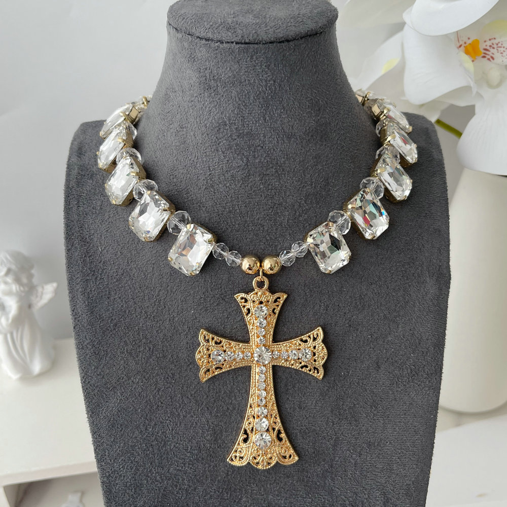 Cross pendant necklace