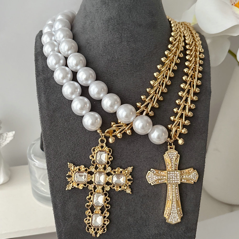 Cross pendant necklace