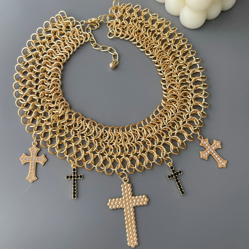 Chunky chain cross pendant necklace