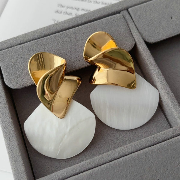 Shell wave earrings