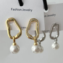 Drop pearl earrings