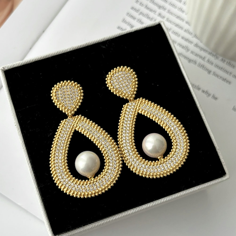 Teardrop pearl earrings