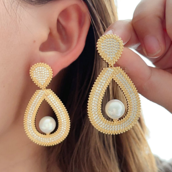 Teardrop pearl earrings