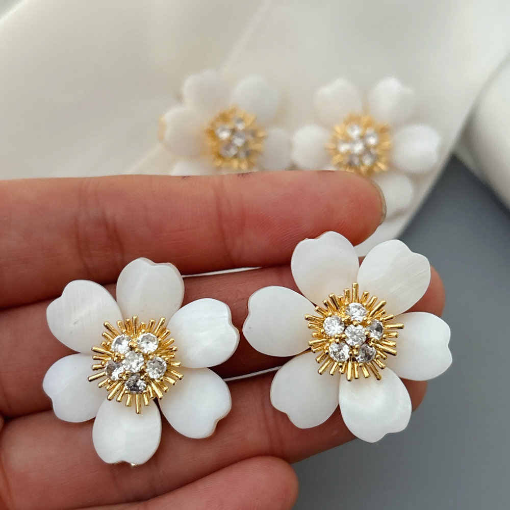Chunky shell flower earrings