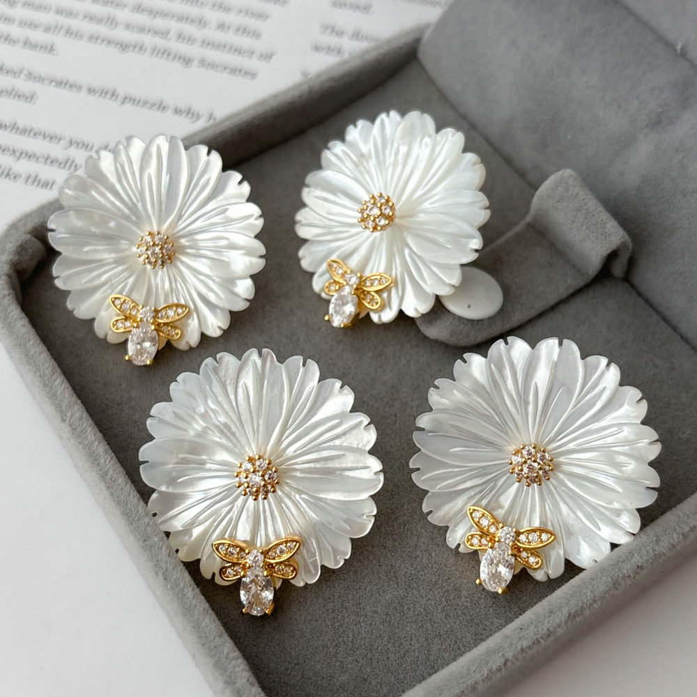 Mop flower bee earings