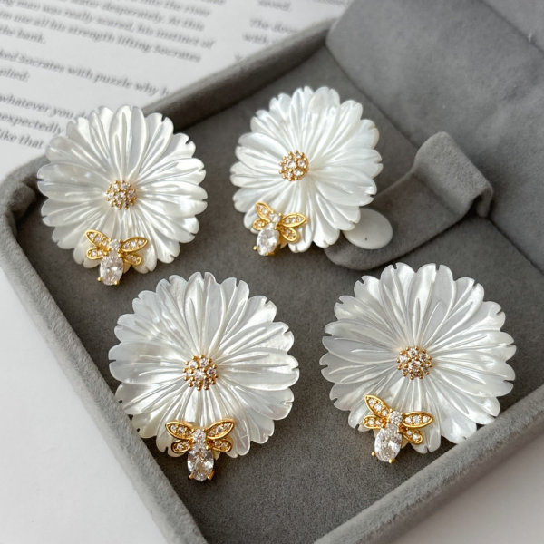 Mop flower bee earings