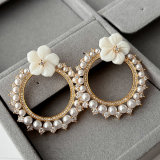 Flower pearl earrings
