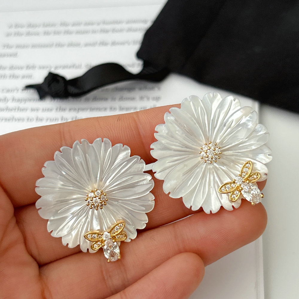 Mop flower bee earings