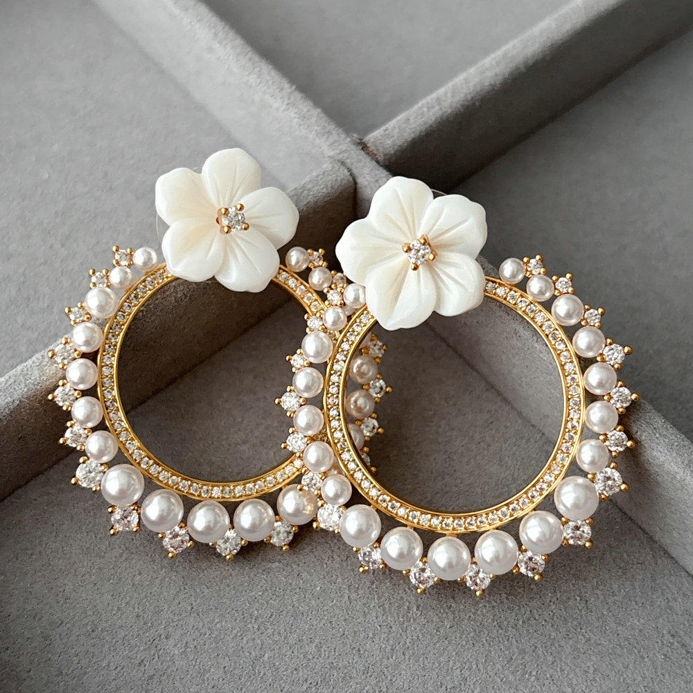 Flower pearl earrings