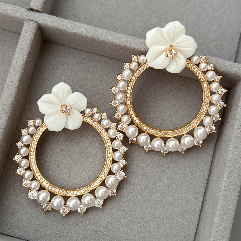 Flower pearl earrings