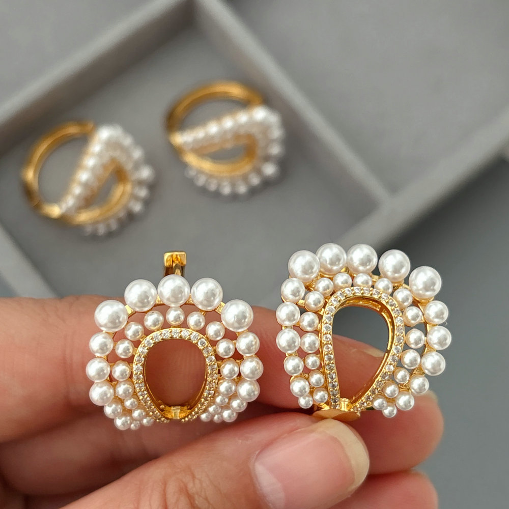 U shape pearl earrings
